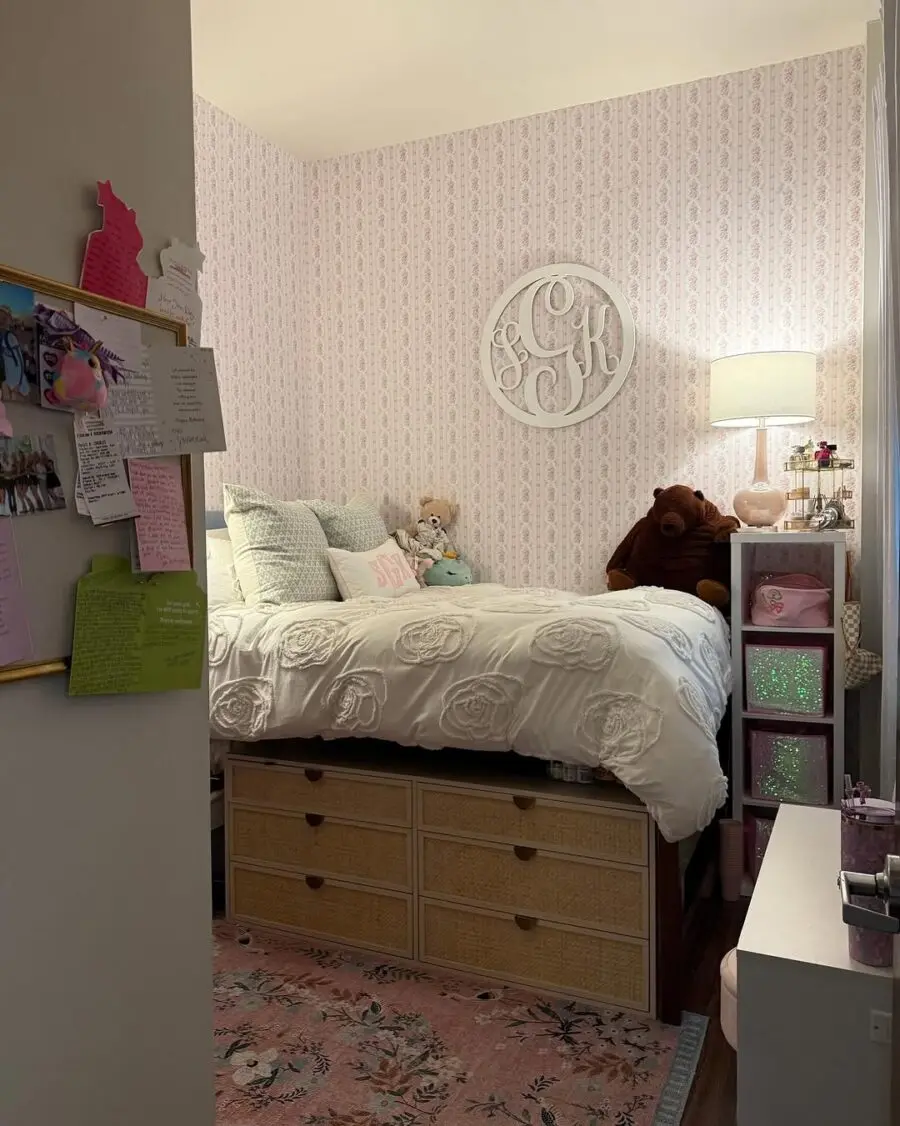 Chic and minimalist dorm room decor inspiration