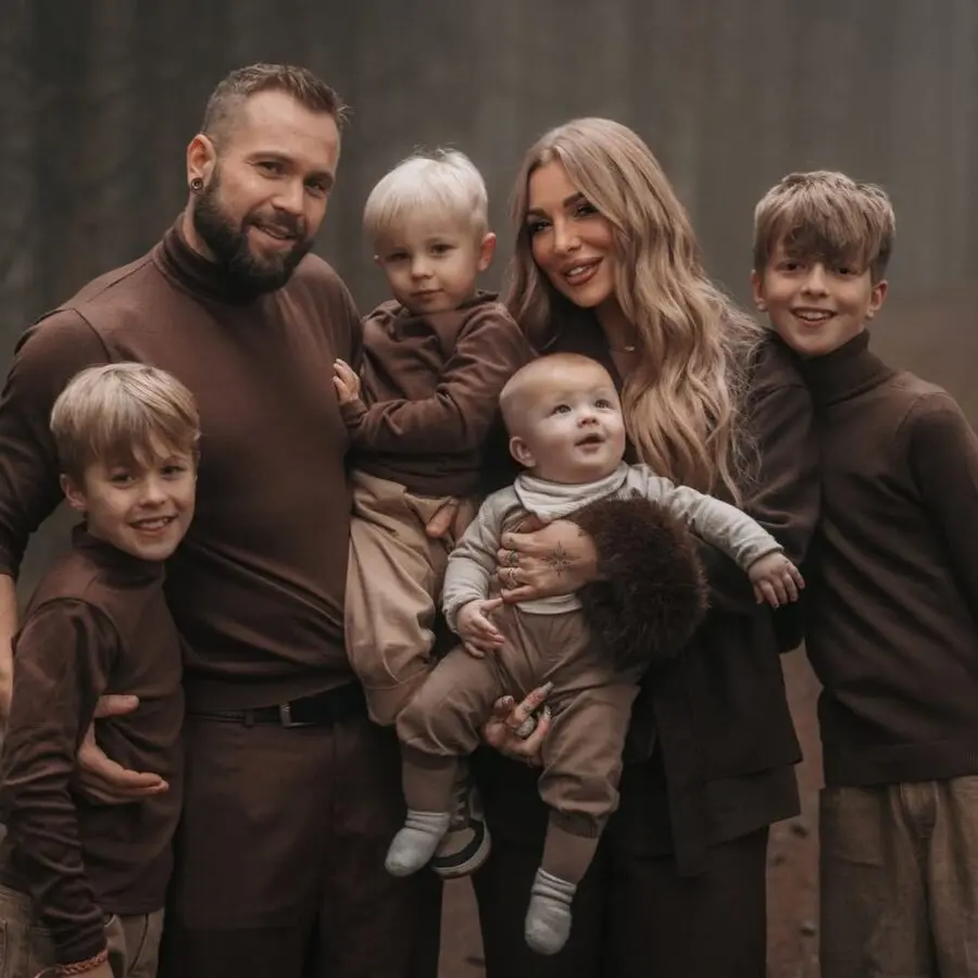 Stylish Neutral Outfits for Family Photos