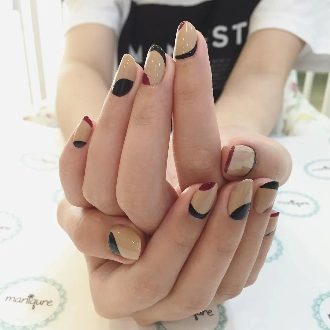Chic geometric abstract nail design for the office