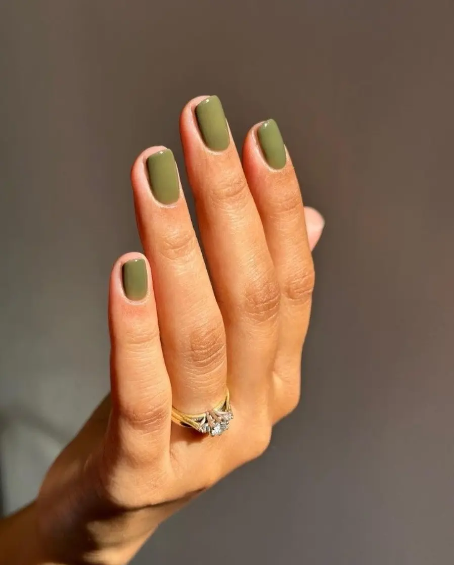 Elegant green manicure for office vibes