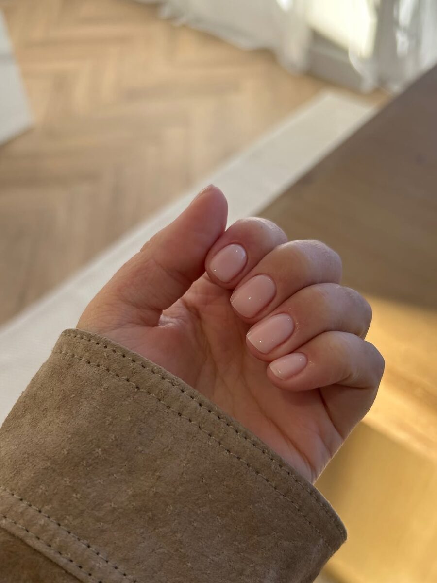 Soft pink nails for a chic office look