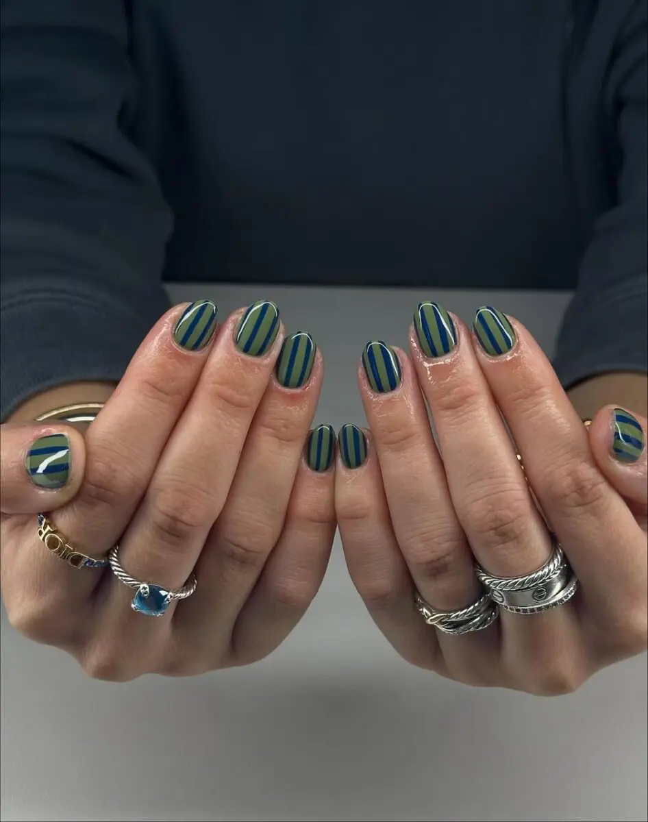 Stylish green and gold striped office nails