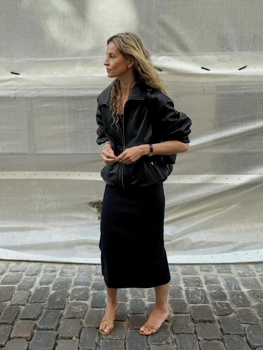 Chic Pencil Skirt with a Stylish Layering Piece