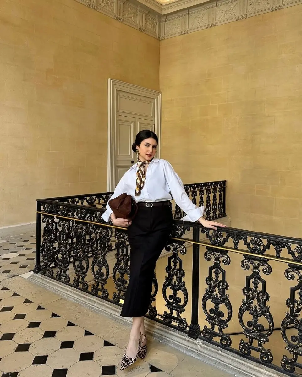 Chic Pencil Skirt Ensemble for Sophisticated Vibes