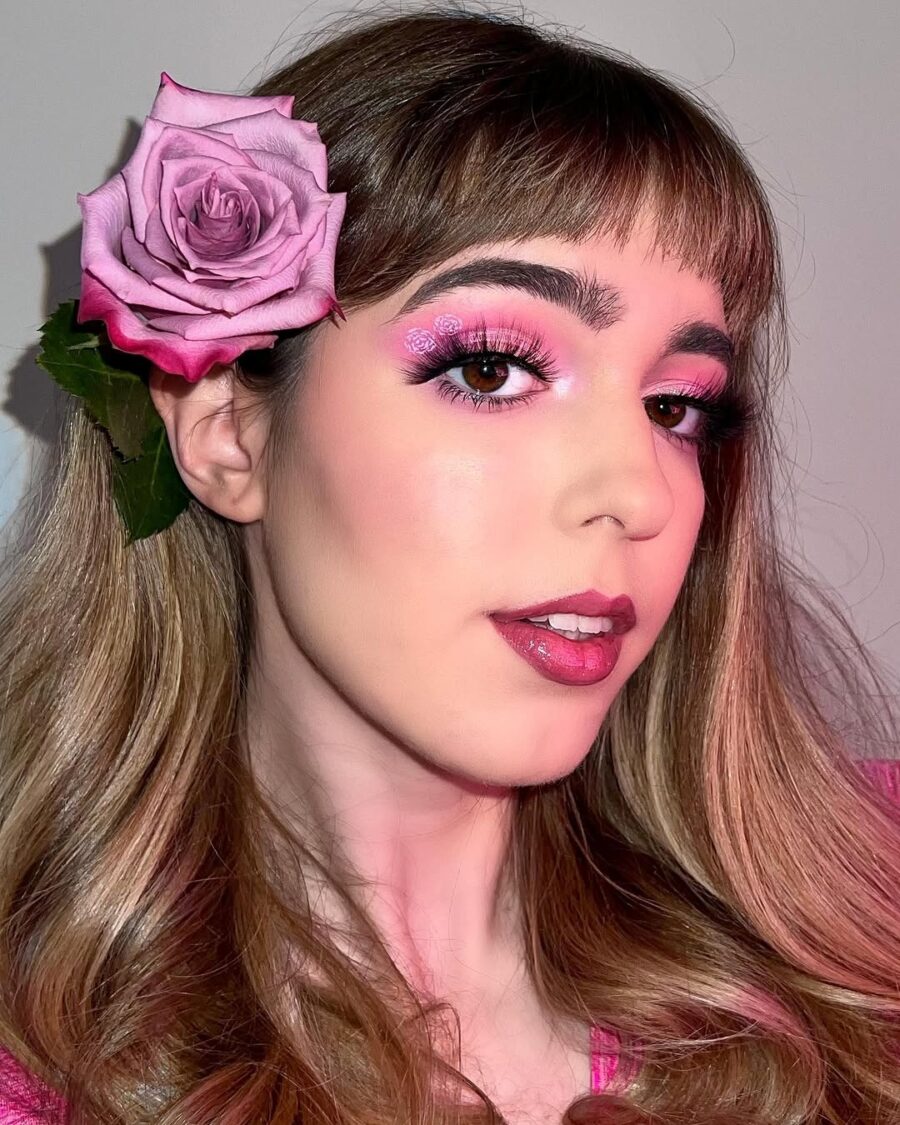 Chic pink eyeshadow with floral accents
