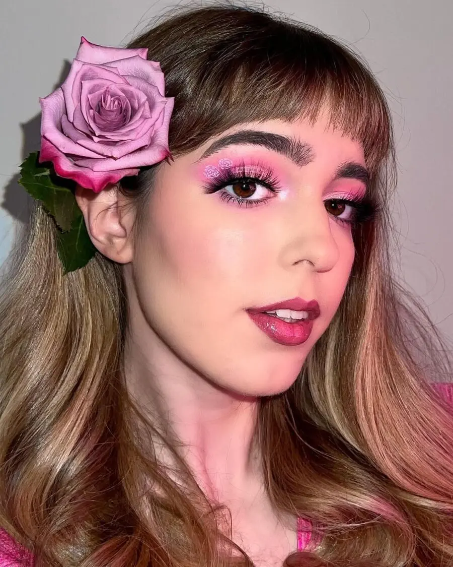 Chic pink eyeshadow with floral accents