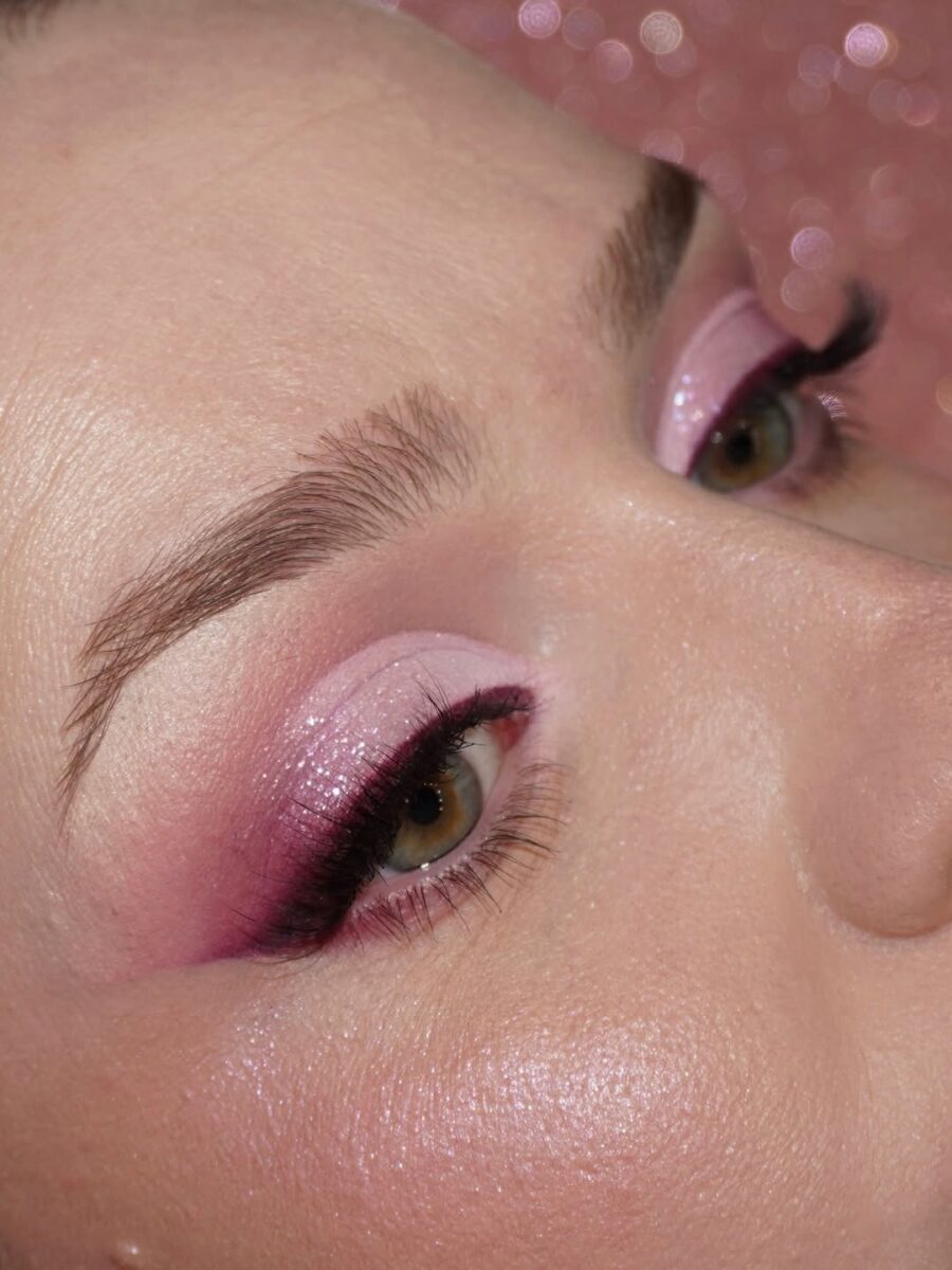 Soft and sparkly pink eyeshadow masterpiece