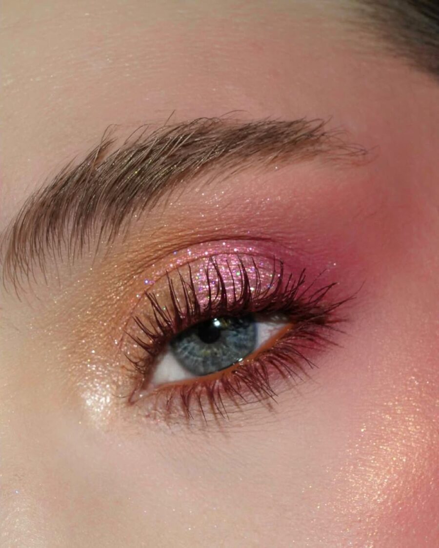 Stunning pink and gold glitter eyeshadow look