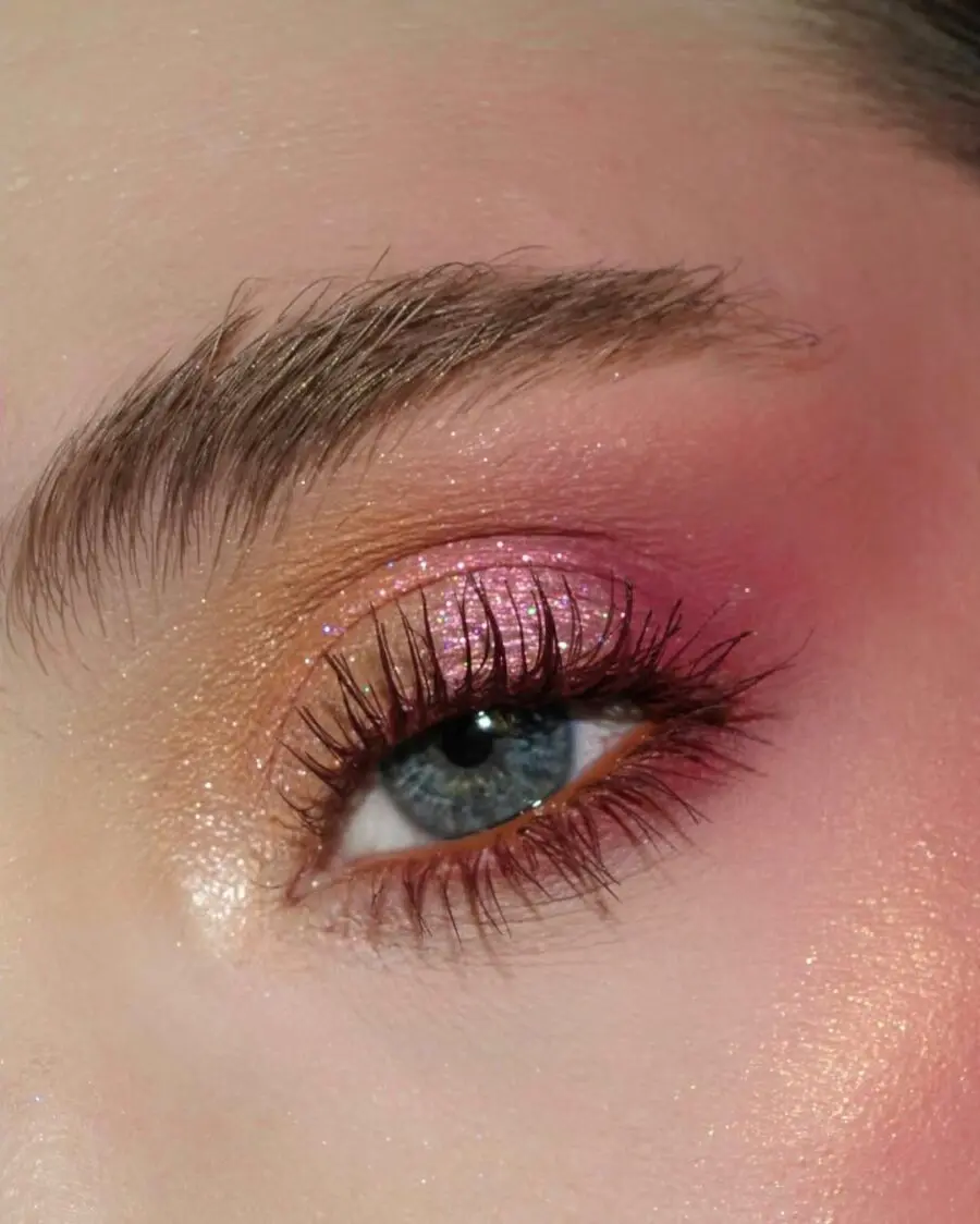 Stunning pink and gold glitter eyeshadow look