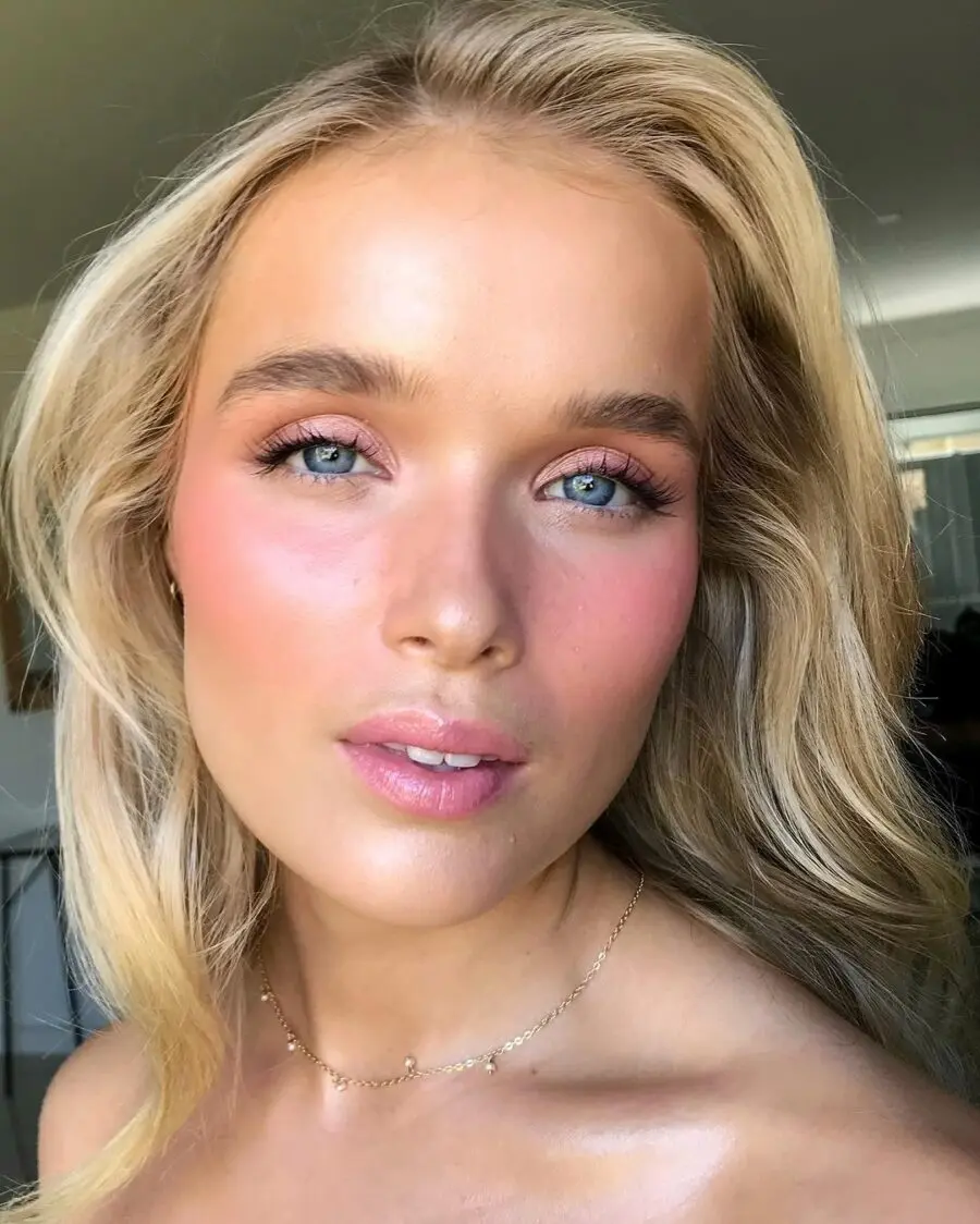 Soft pink eyeshadow with radiant glow