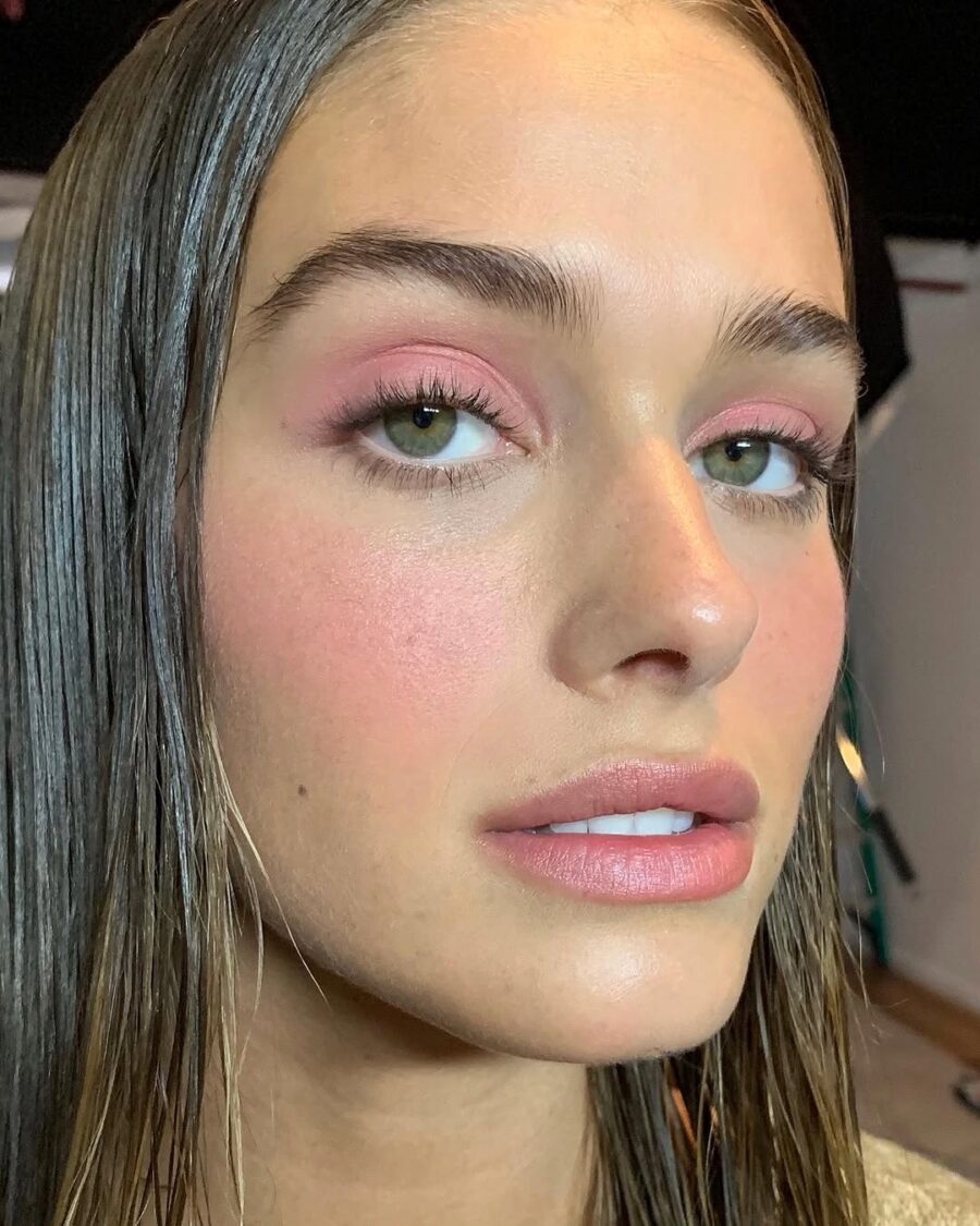 Soft pink eyeshadow for a fresh, vibrant look