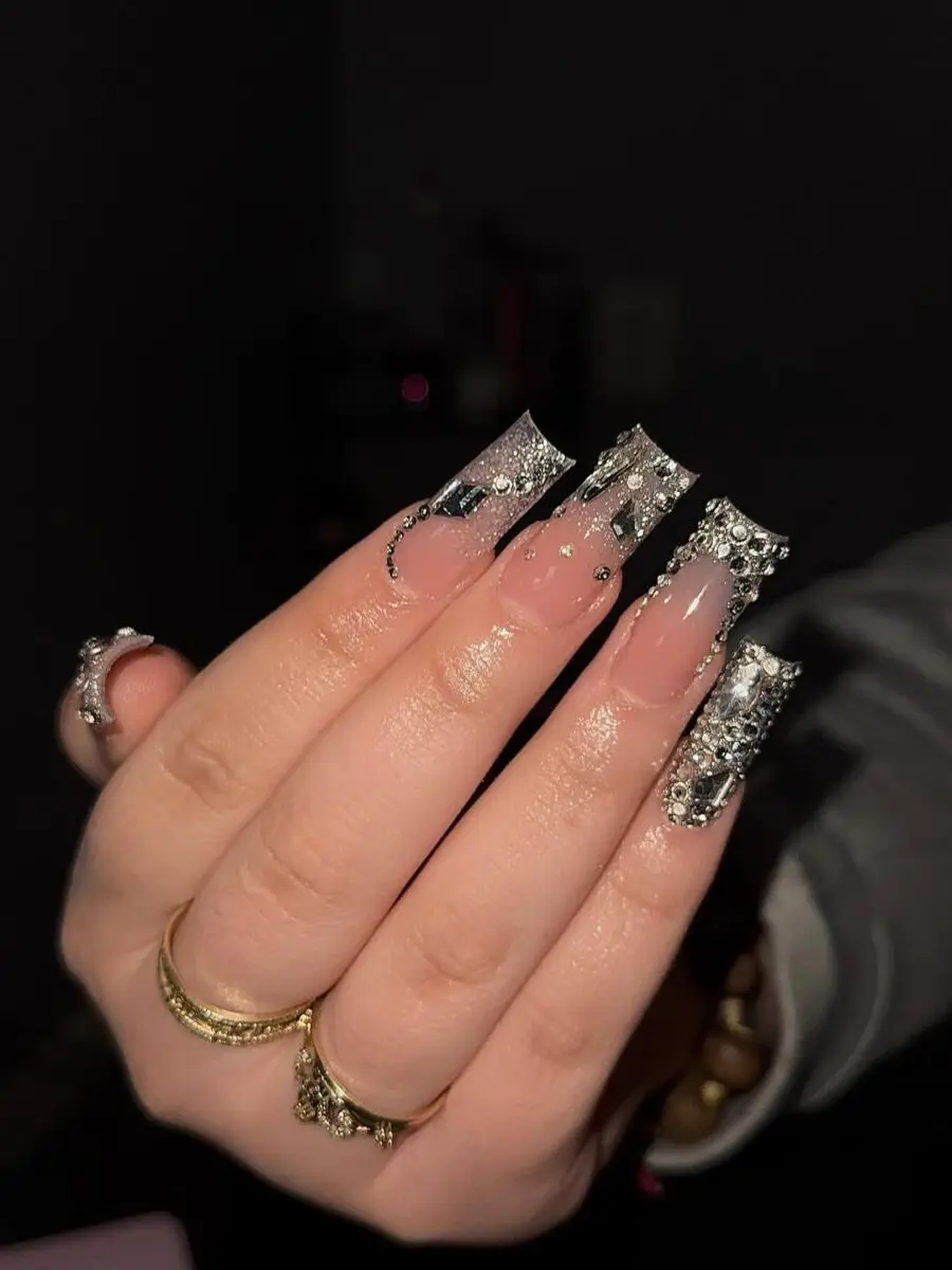 Glamorous sparkling nails for prom night
