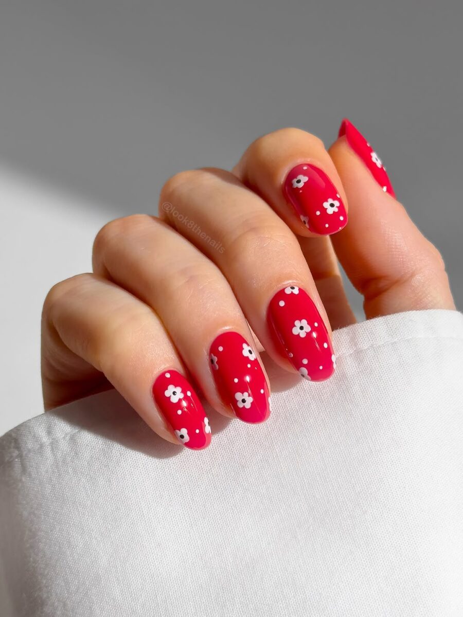 Charming red nails with delicate white daisies