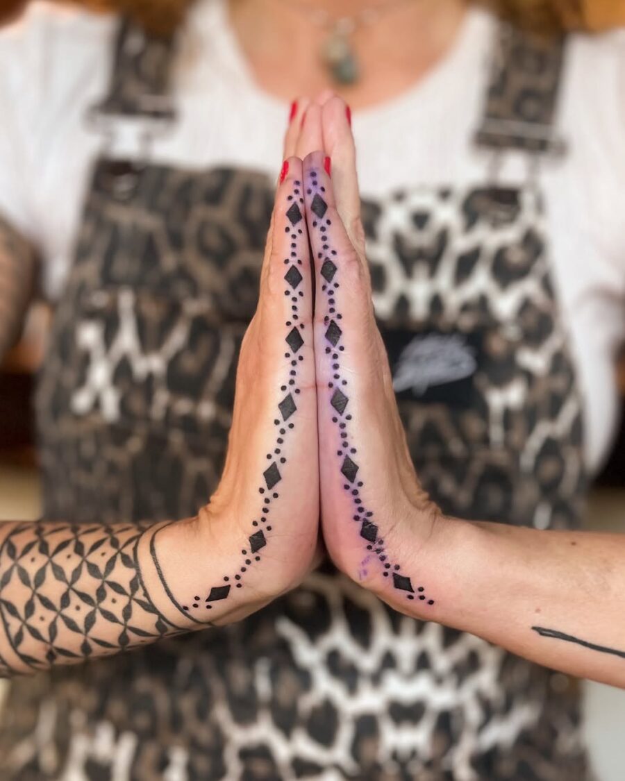 Stylish geometric patterns on side hands