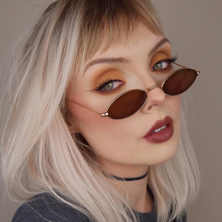Chic soft grunge look with bold lips