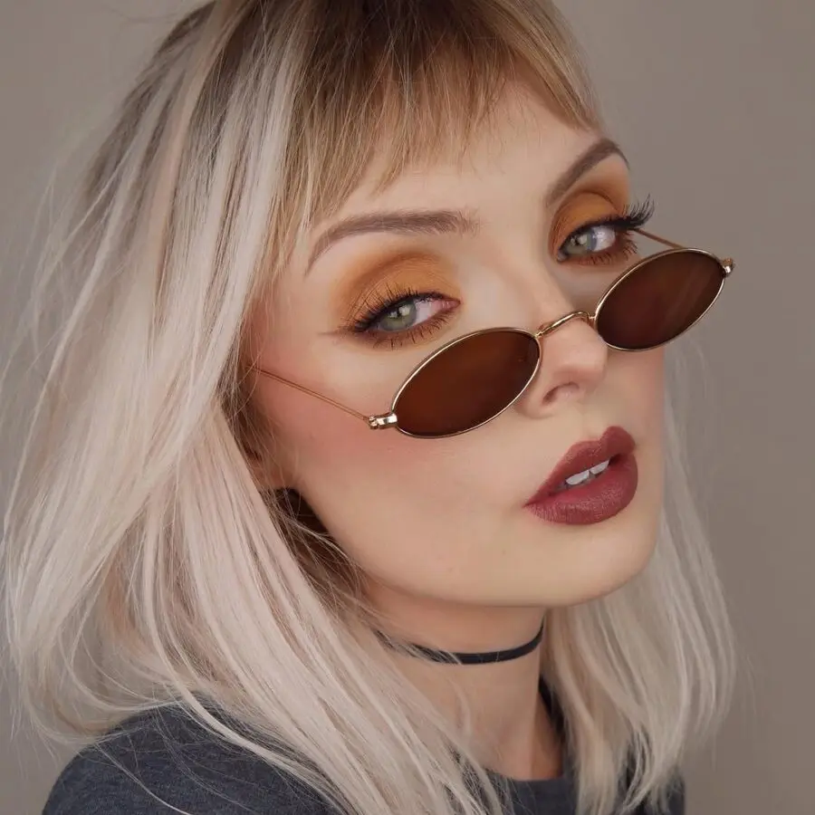 Chic soft grunge look with bold lips