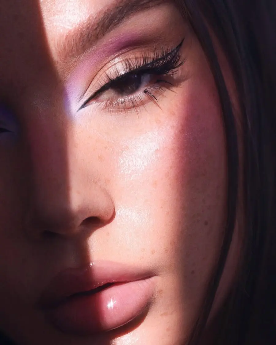 Glamorous soft grunge makeup with bold highlights