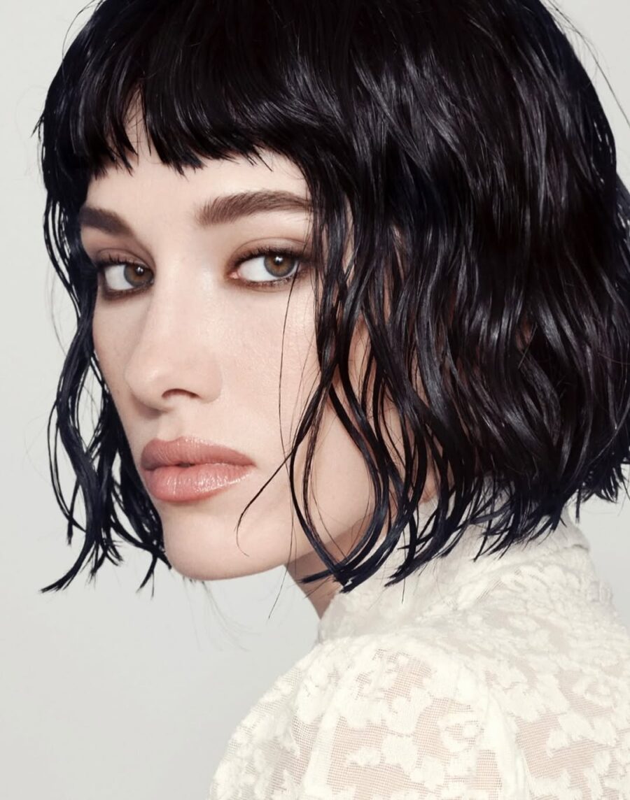 Edgy vibes with soft, grunge-inspired makeup