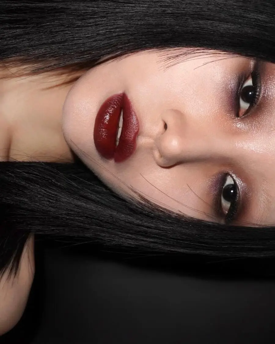Mysterious vibes with grunge-inspired makeup look
