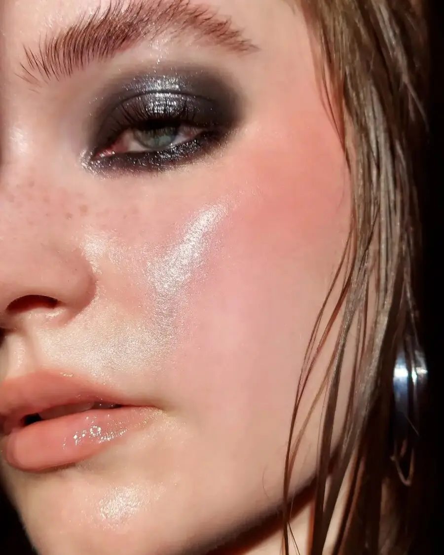 Edgy yet soft: The perfect grunge look