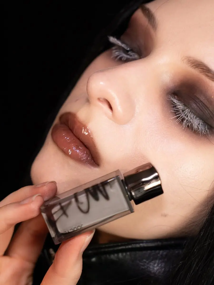 Edgy and alluring soft grunge makeup look