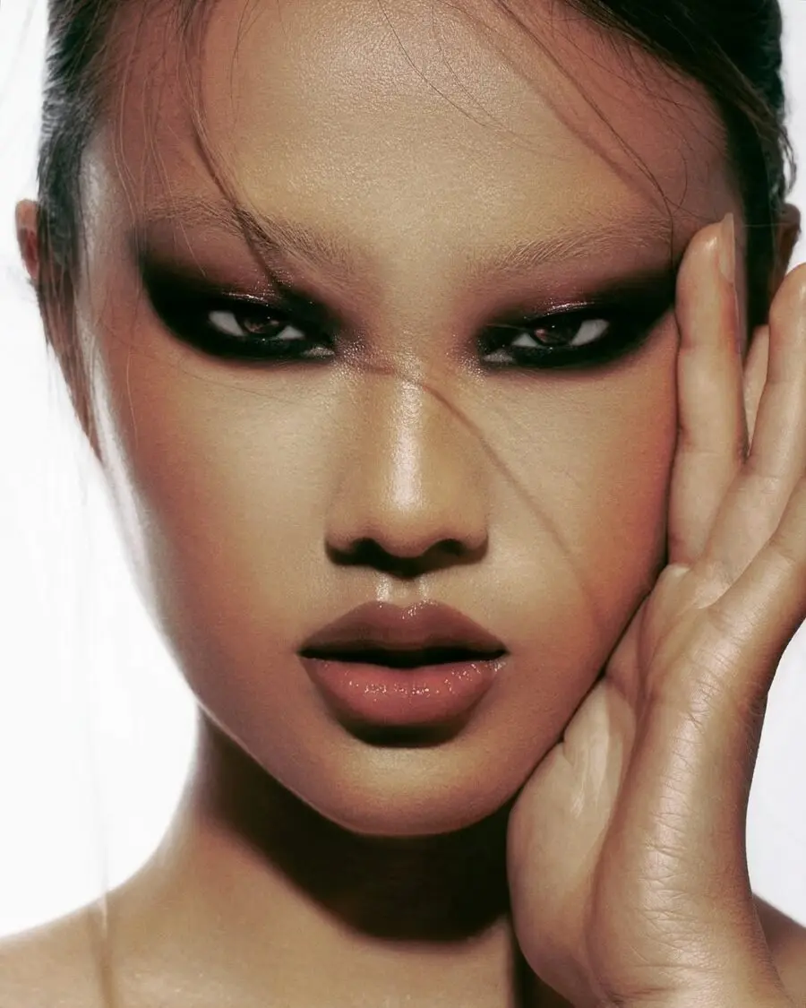 Dramatic soft grunge eye makeup look