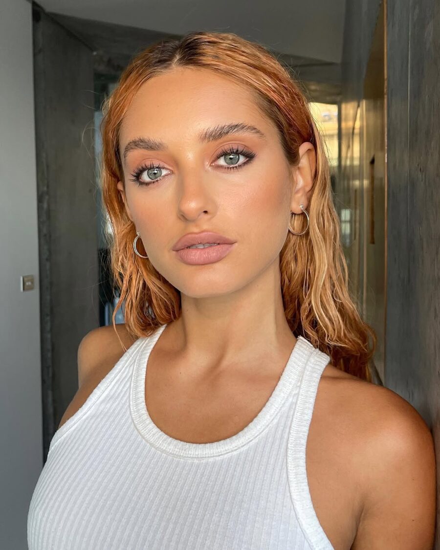 Chic soft grunge makeup with a fresh twist