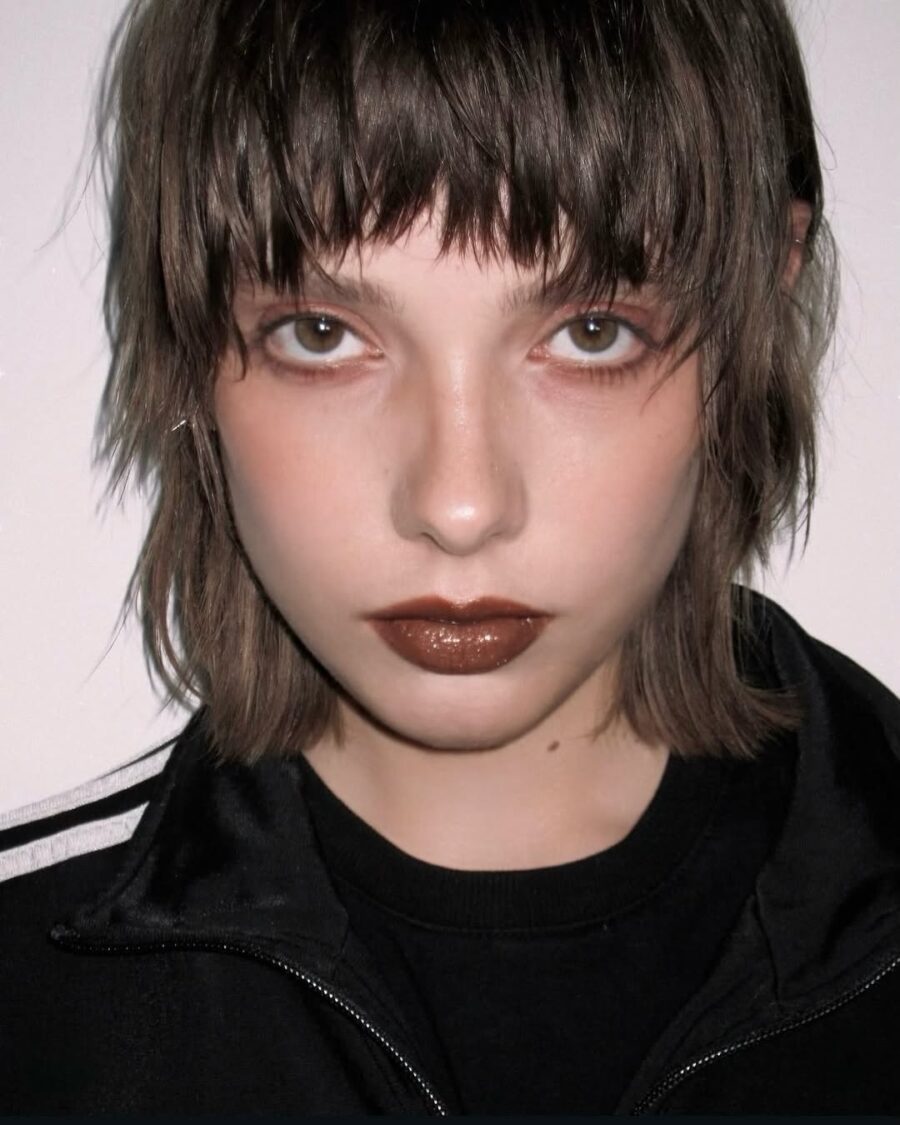 Edgy and minimalist soft grunge makeup look