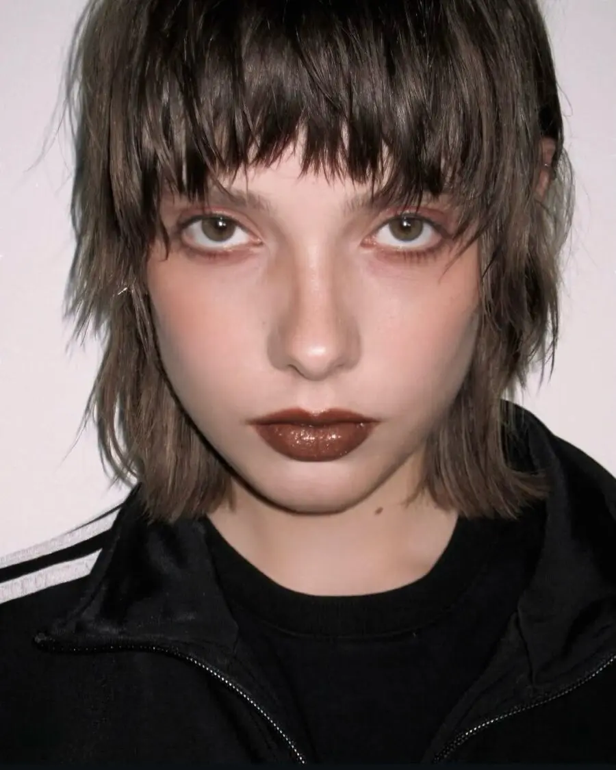 Edgy and minimalist soft grunge makeup look