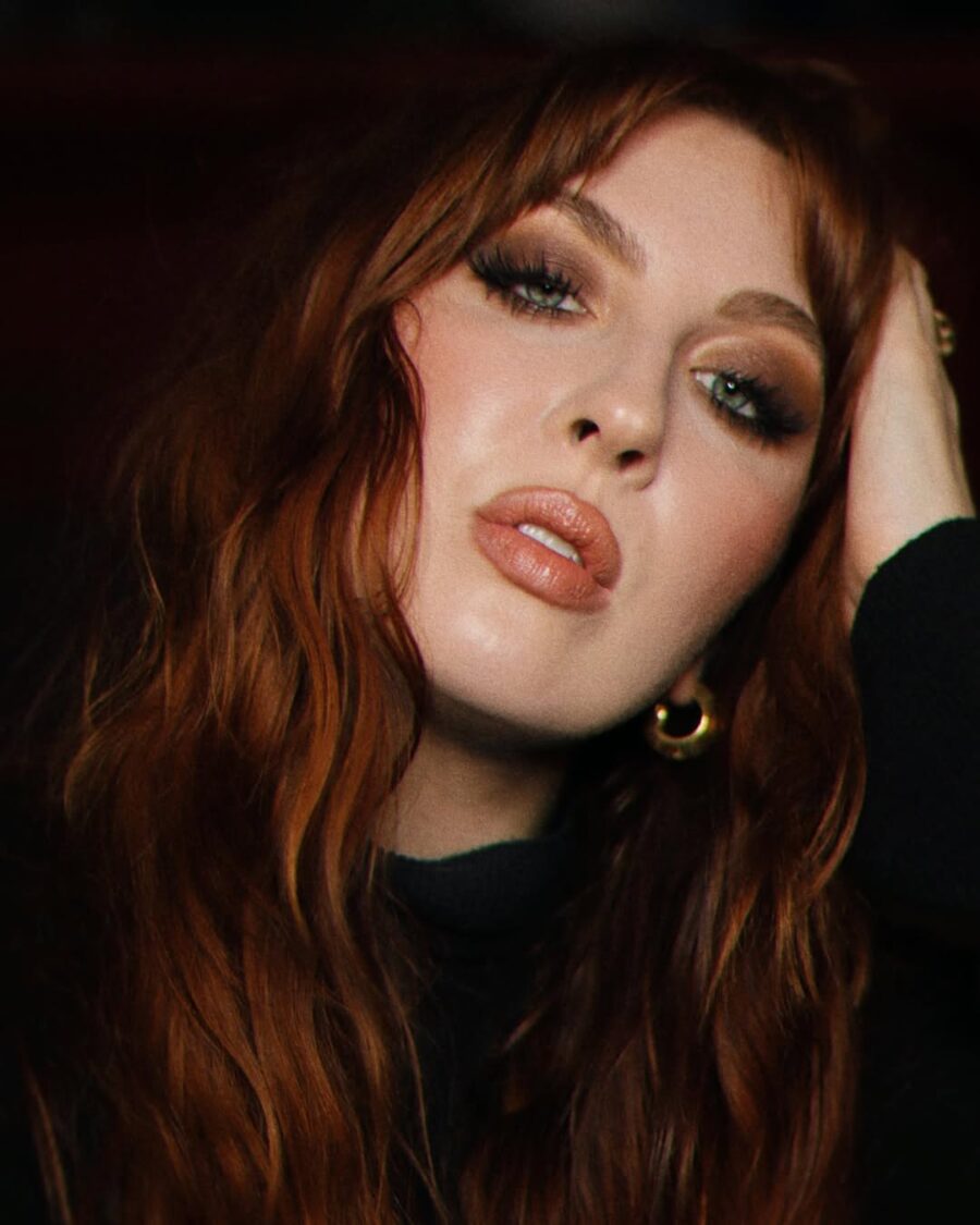 Elegant soft grunge look with hazy vibes