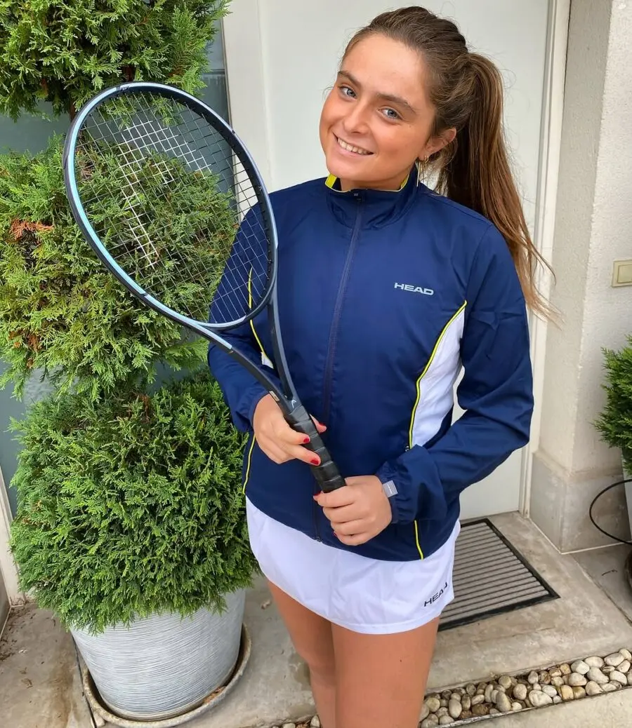 Sporty ponytail for vibrant tennis vibes