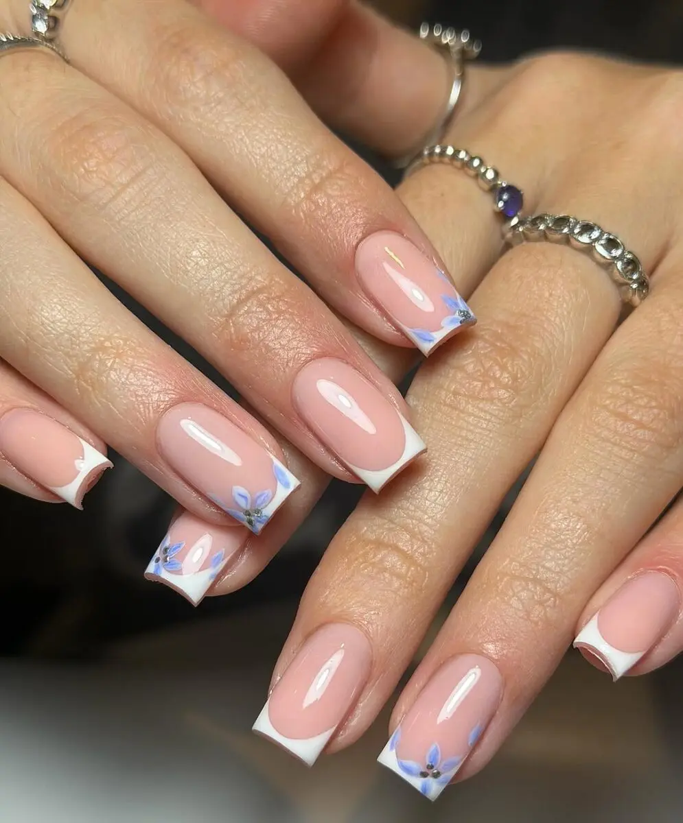 Elegant floral designs on spring square nails