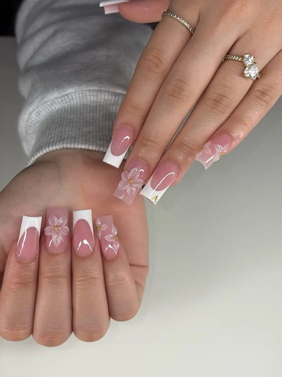 Blooming flowers on elegant spring nails