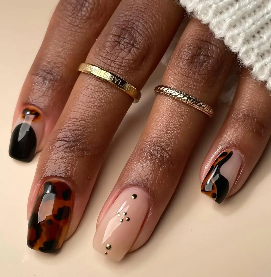 Chic leopard print spring square nails design