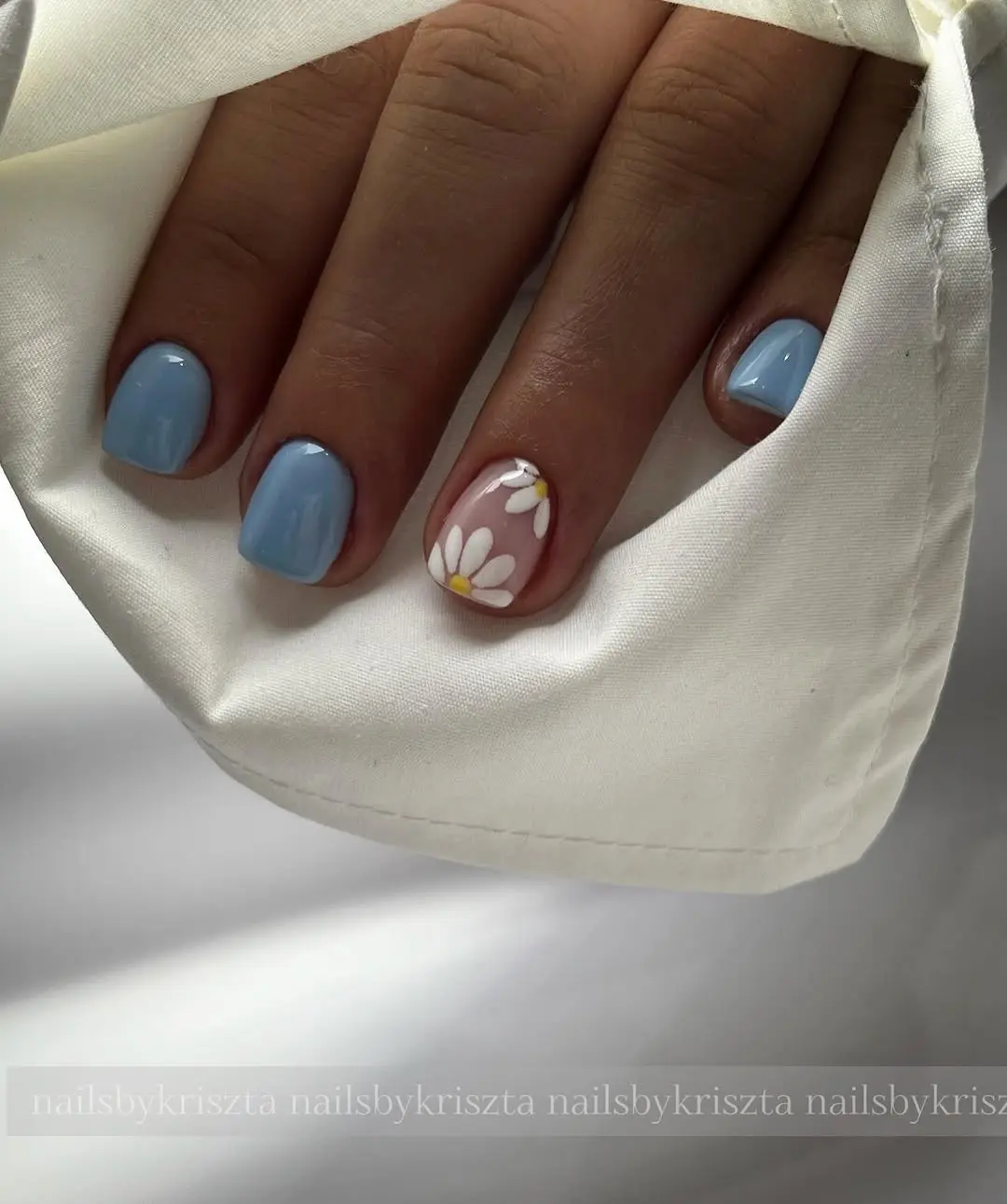 Charming spring vibe with floral accent nails