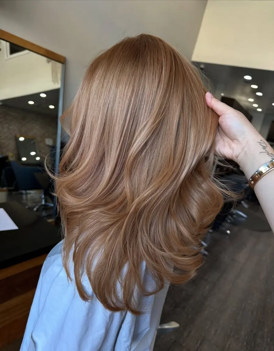 Gorgeous layered waves for strawberry blonde hair