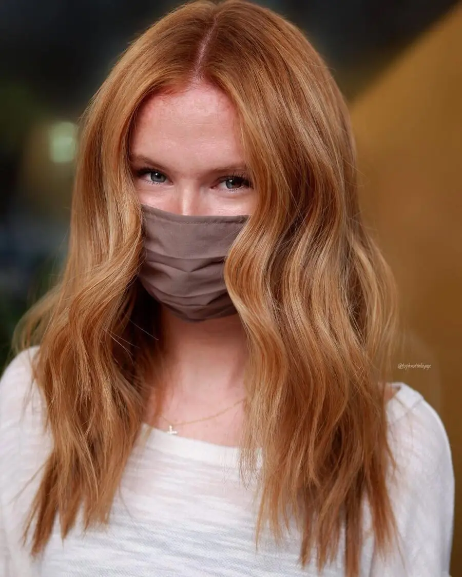 Effortlessly chic long strawberry blonde waves