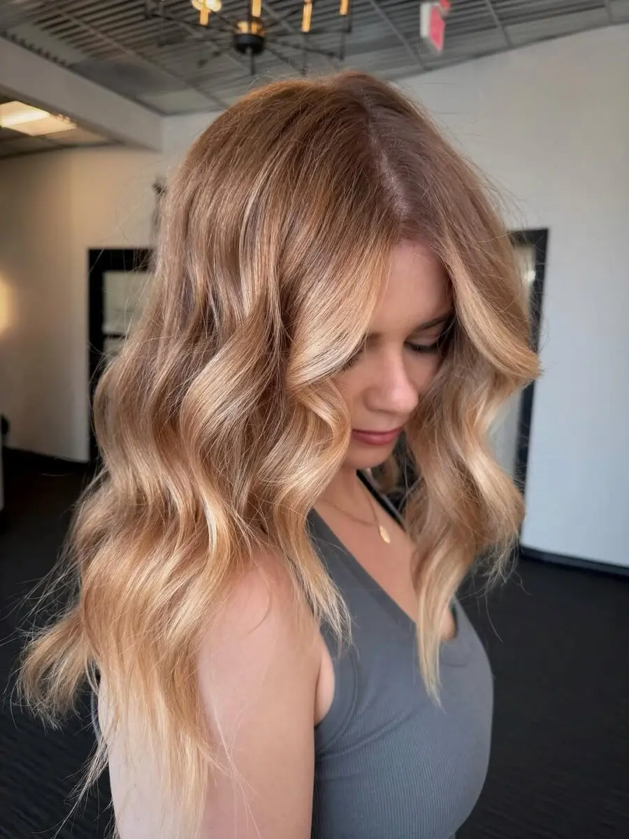 Elegant waves for strawberry blonde hair