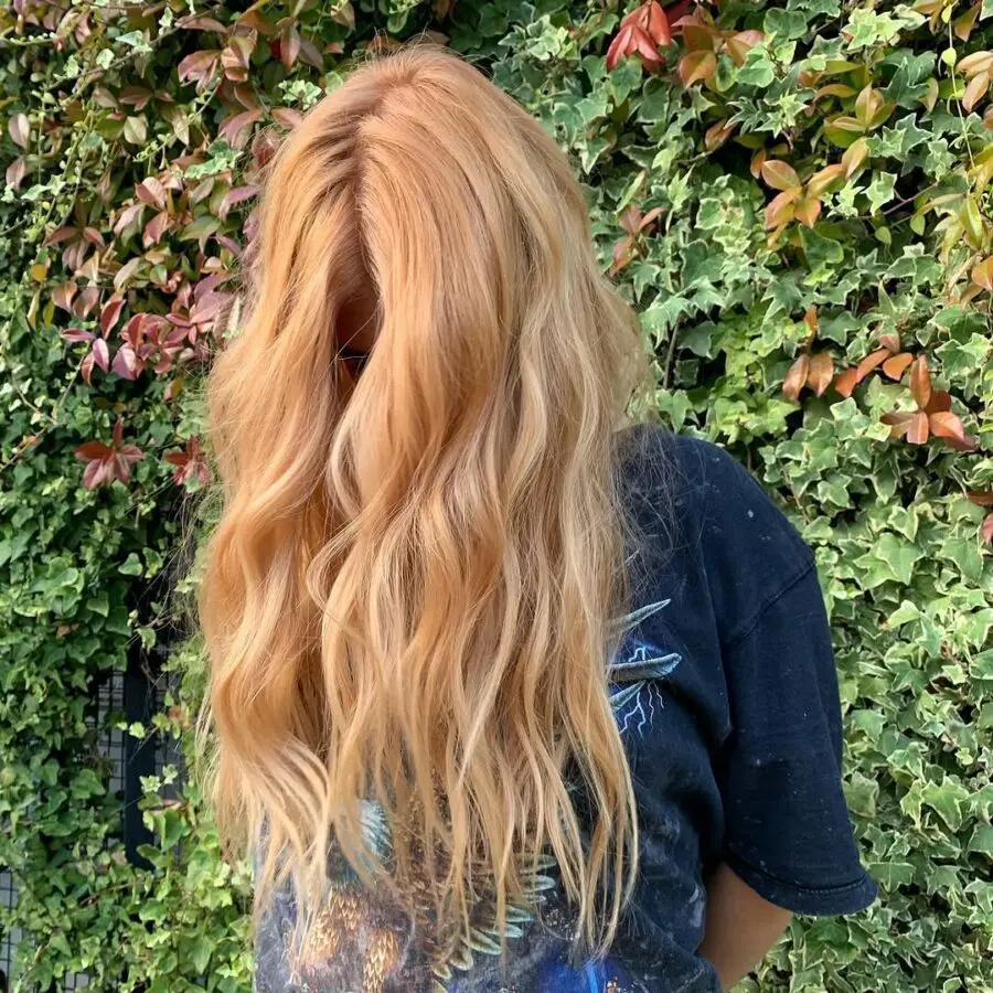 Effortlessly chic wavy strawberry blonde locks