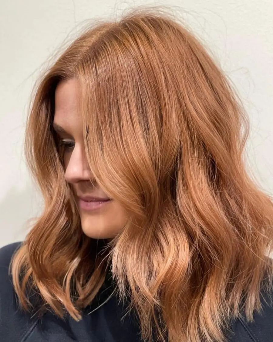 Chic wavy strawberry blonde hairstyle inspiration