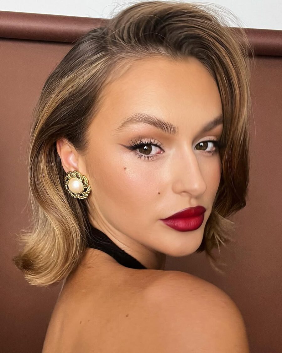 Breathtaking red lipstick with elegant accessories