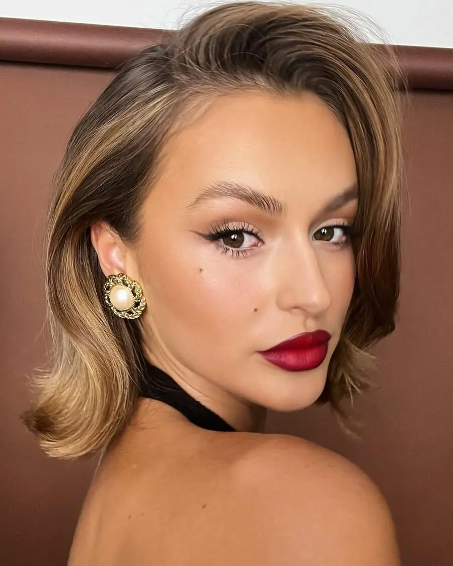 Breathtaking red lipstick with elegant accessories