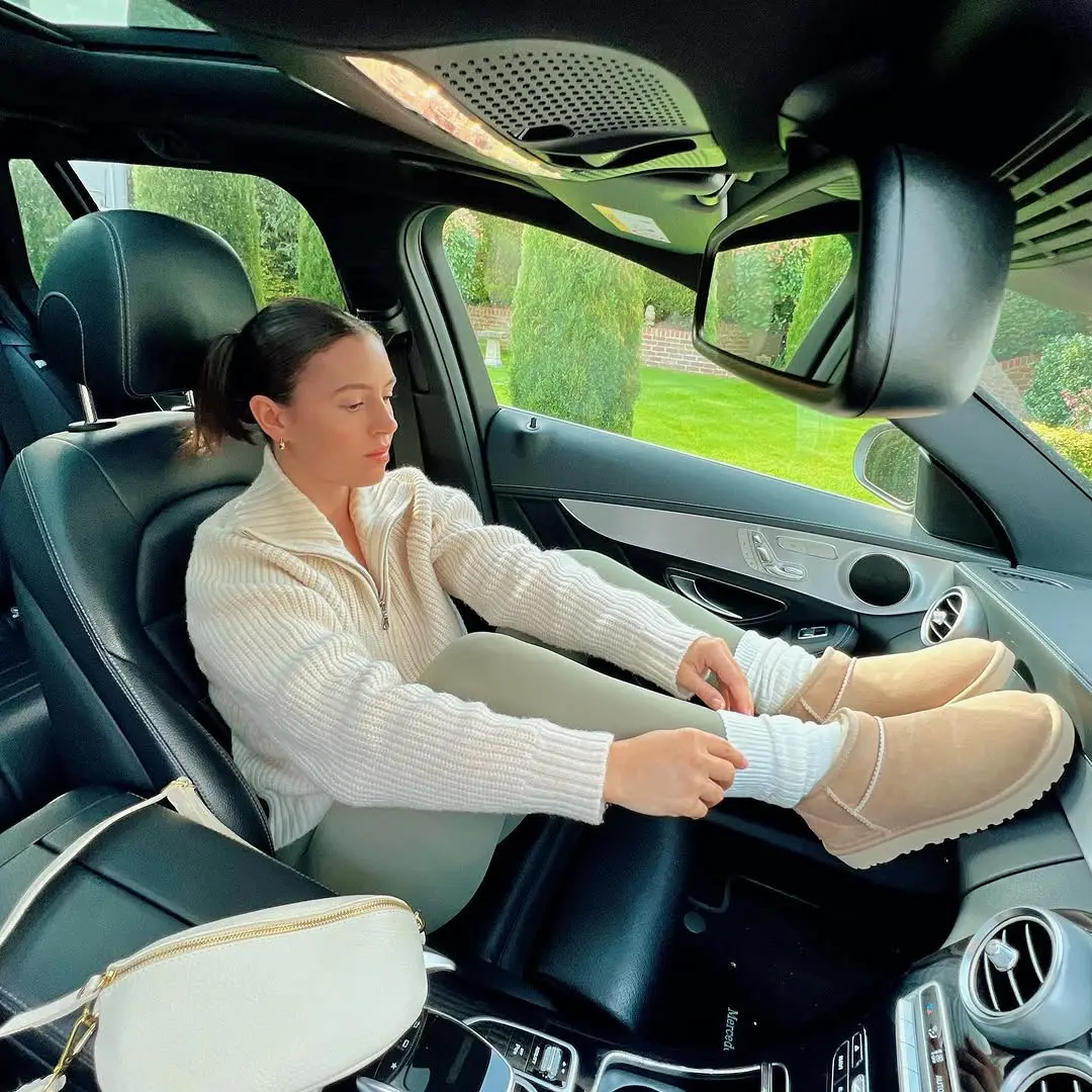 Chic, relaxed summer legging vibes in car