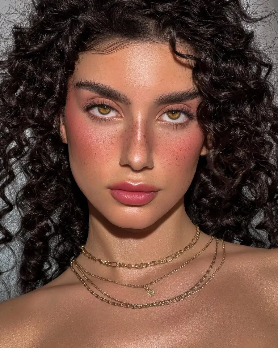 Glowing summer look with rosy lips