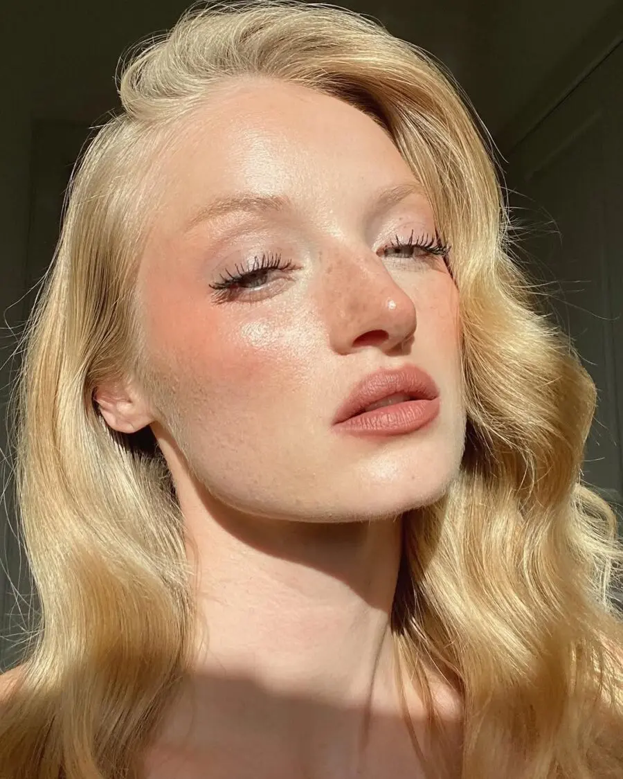 Radiant summer glow with soft lip color