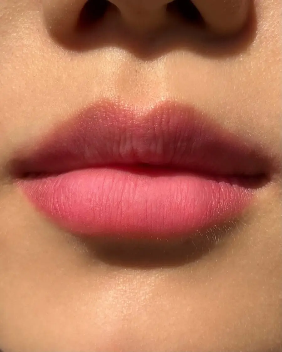 Soft pink lips for a vibrant summer look