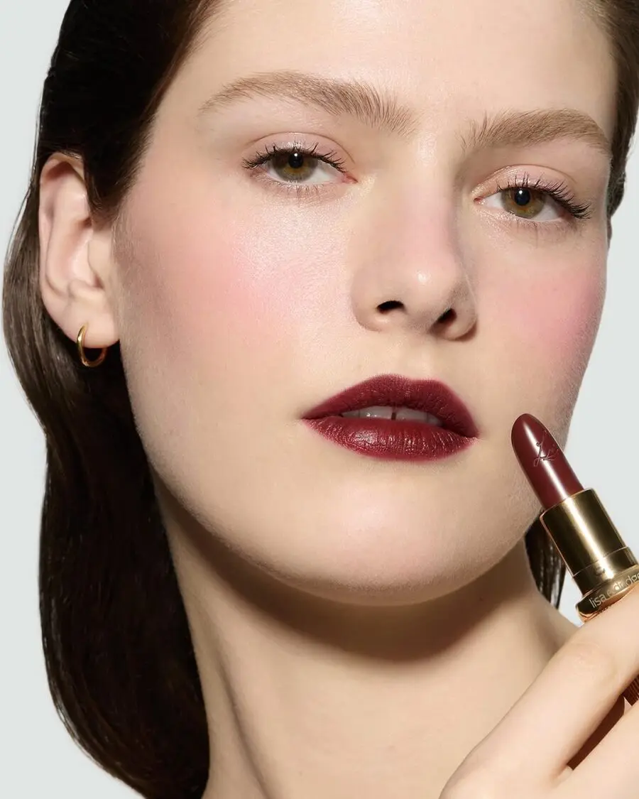 Bold lipstick for a chic summer look