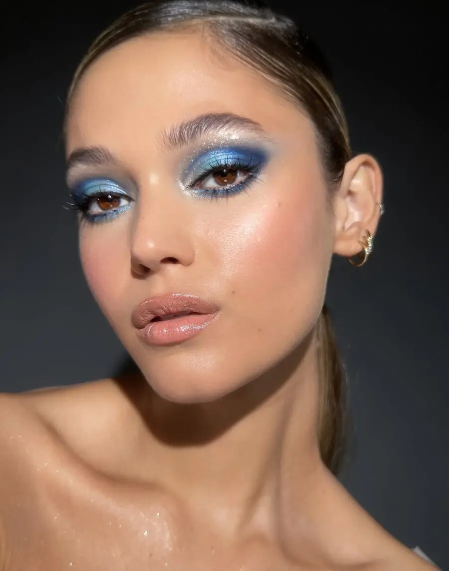 Bold blue summer makeup for radiant looks