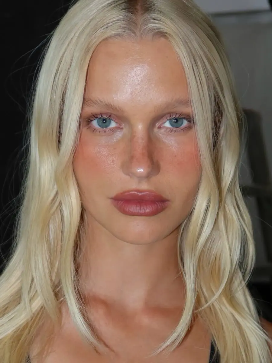 Effortless summer glow with natural tones