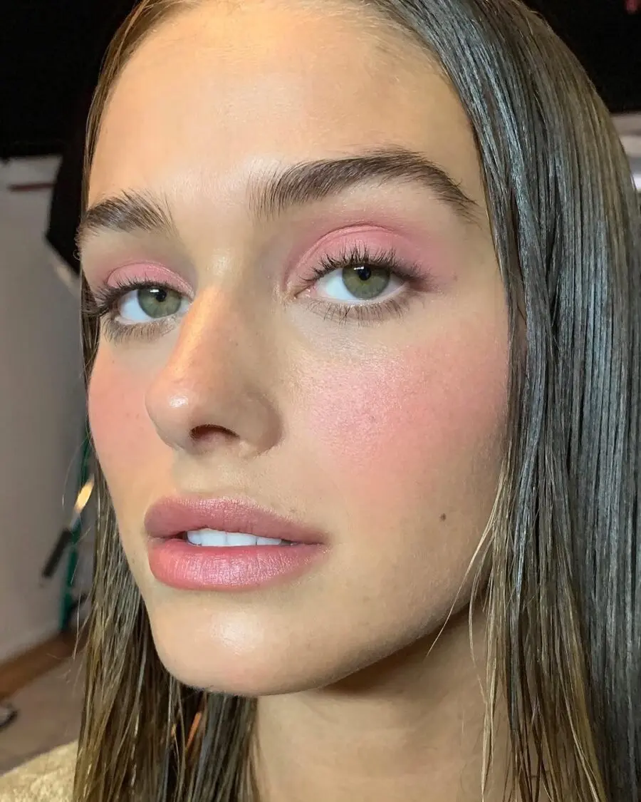 Fresh and radiant summer makeup look